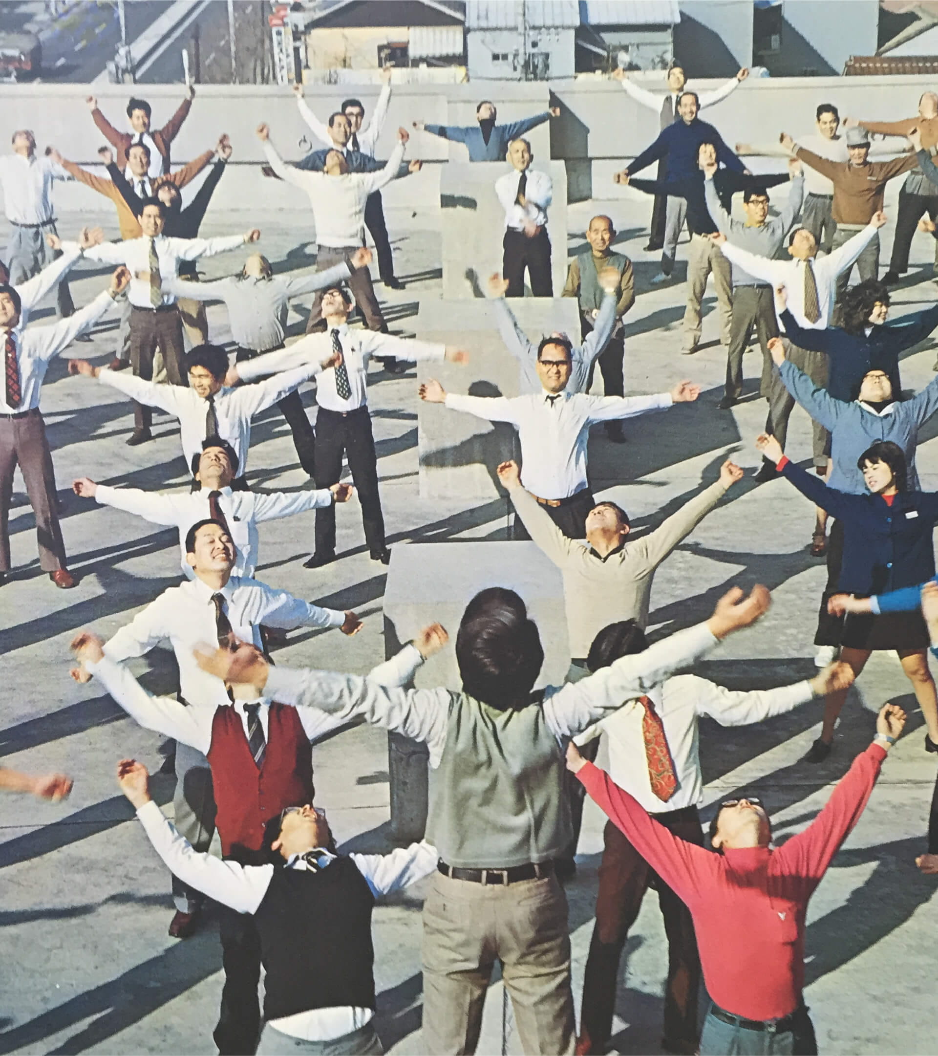 社員が体操をしている姿